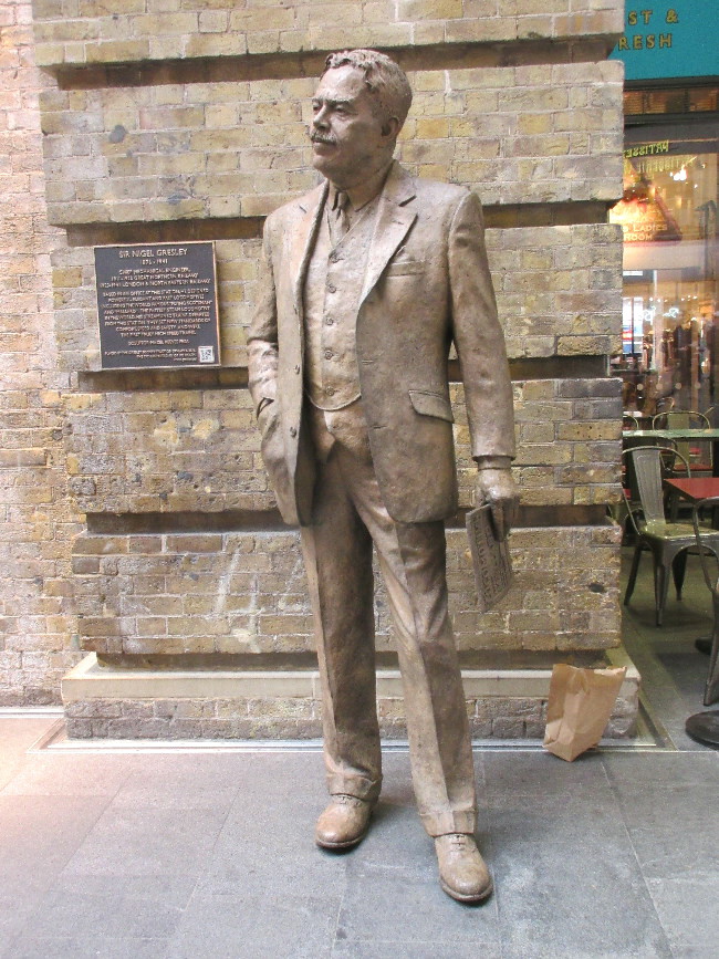 Statue of Sir Nigel gresley, Kings Cross